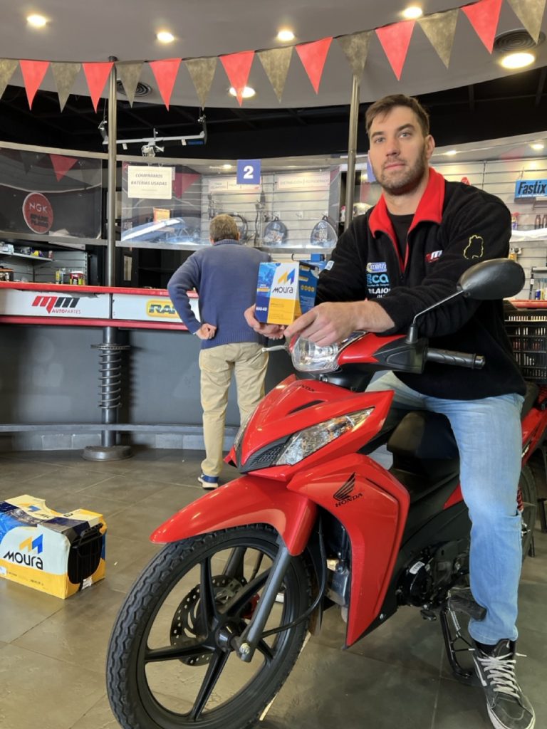Equipo de MM Repuestos con la moto del local, Mendoza