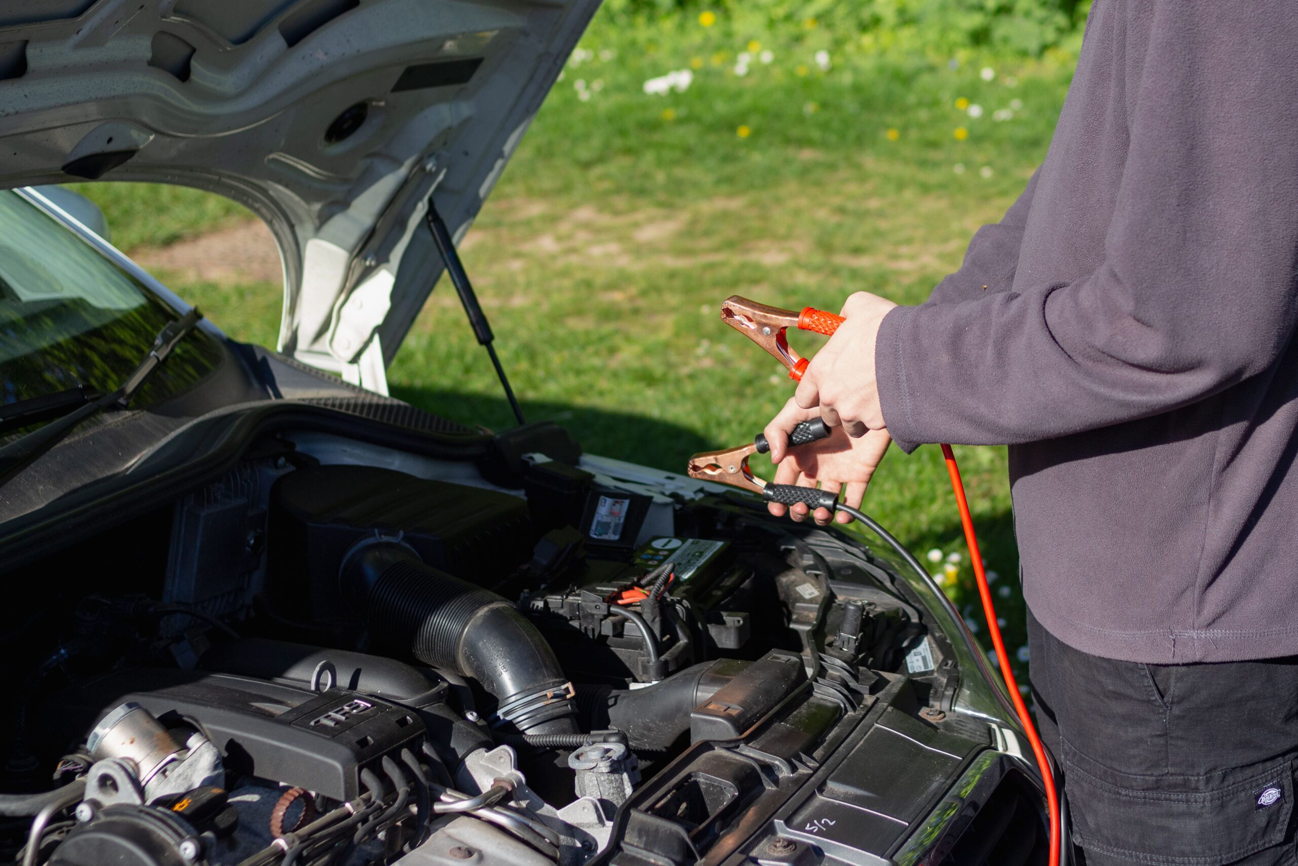 Mecanico instalando bateria en auto en Mendoza